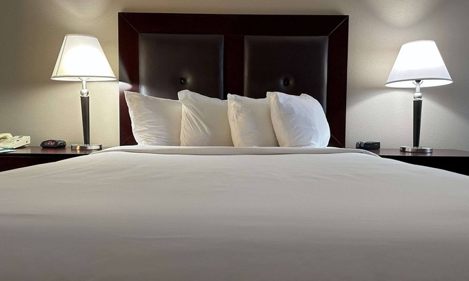 Silver Lake Hotel | Quality Inn & Suites Everett