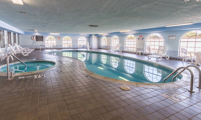 Burleson Hotel | Quality Suites Burleson - Ft. Worth