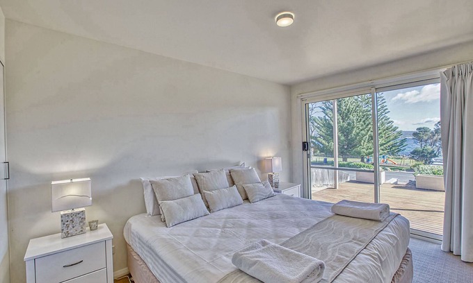 Binalong Bay House | Quarterdeck Apartment