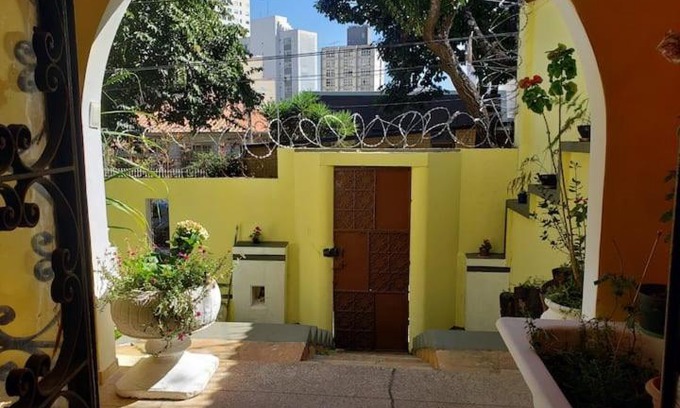 Serra Apartment | Quarto com varanda em casa próxima a área hospitalar em BH