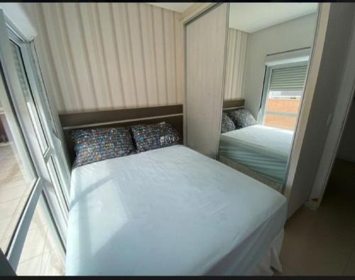 Bombas Apartment | Quarto, o banheiro é de uso exclusivo do hóspede e fica localizado no corredor , piscina compartilhada, não é o apartamento inteiro, somente o quarto