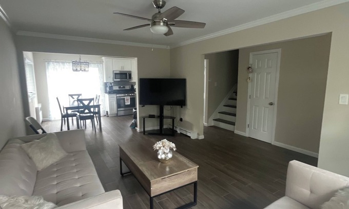 Plainedge House | Queen bedroom 1 min to highway