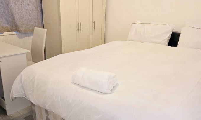 Oldham Apartment | Queen Bedroom In Moston. Located in Moston, 4.6mi from Etihad Stadium.