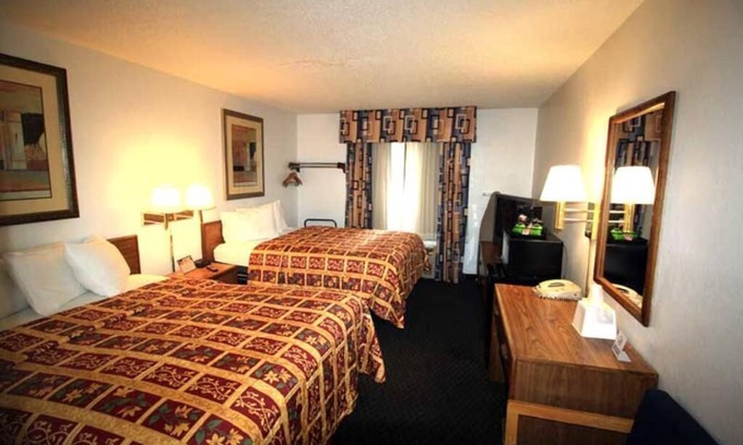 Roseville Hotel | Queen Room With Two Queen Beds Non-Smoking