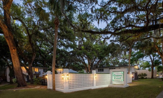 Saint Simons Island Hotel | Queen's Court Inn