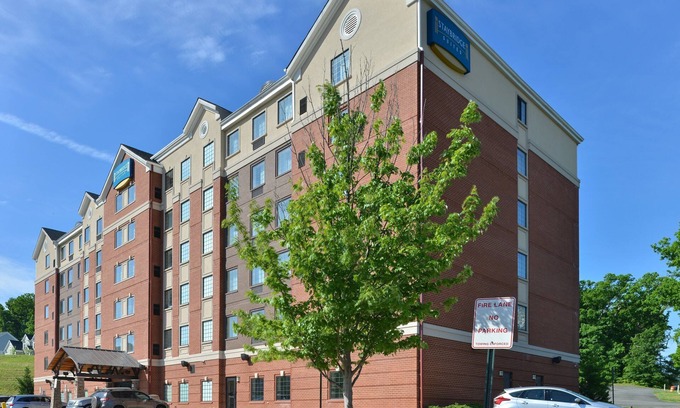 Aquia Harbour Condo | Queen Suite in Stafford! Shared Indoor Pool + 24h Business Center