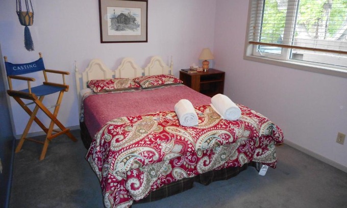 Whitehorse House | Queen, walk to village center