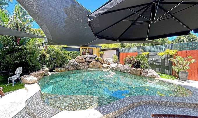 Whitfield House | Queenslander house with plenty of space and very tropical. Sleeps six people.