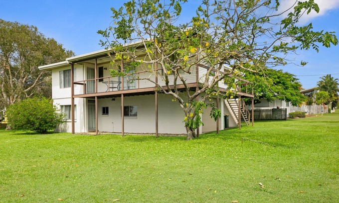 Tin Can Bay House | Queenslander with bay views