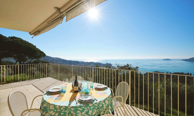 Pugliola House | Quercia: 2 BDR, Aicondo, Seaview, Pool, Tennis, plus Private Parking in Lerici!
