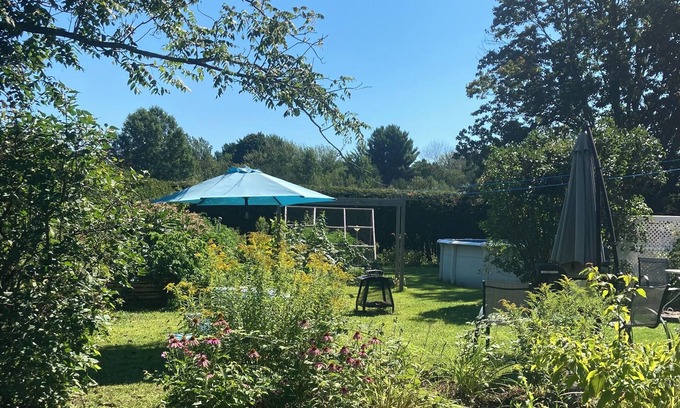 Cowansville Apartment | Quiet and bright studio,near wine roads,zoo,waterslides,golf,spas& breweries !
