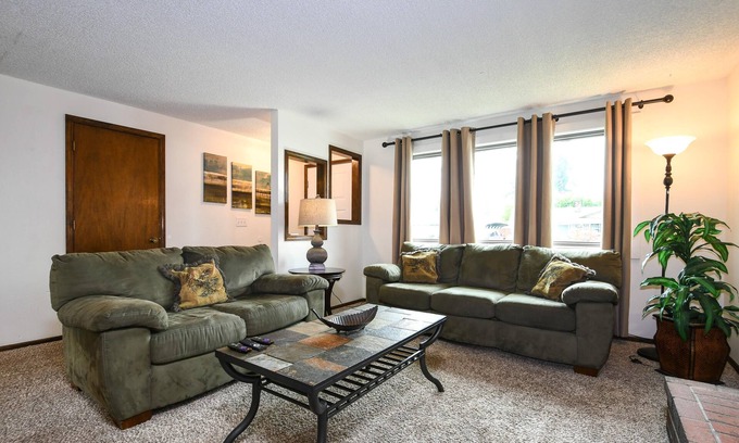Vancouver House | Quiet and Cozy Family Home with Game Room & Home Gym