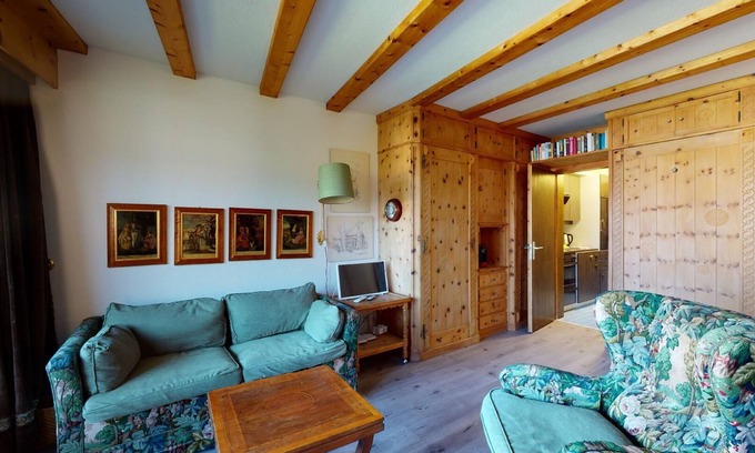Silvaplana Apartment | Quiet and sunny single-roomed apartment on the second floor, 38 m2.