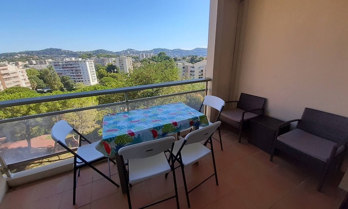 Le Cannet Apartment | Quiet apartment crossing