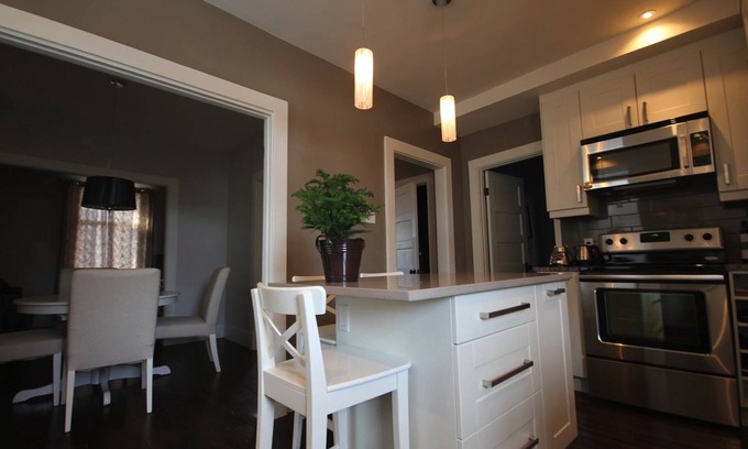 Pointe Claire Apartment | Quiet apartment in Pointe-Claire Village near water