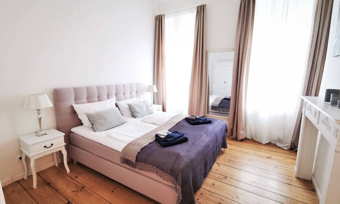 Charlottenburg Apartment | Quiet apartment near to Schloss Charlottenburg, Boxspring Beds, 2 BR with Extras
