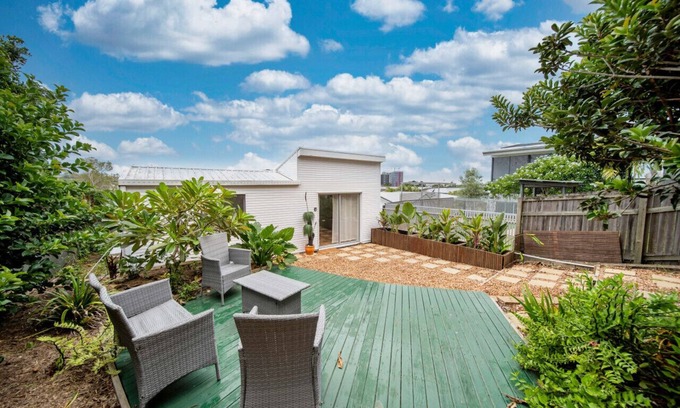 Bulimba House | Quiet back yard guest house in the heart of Bulimba.
