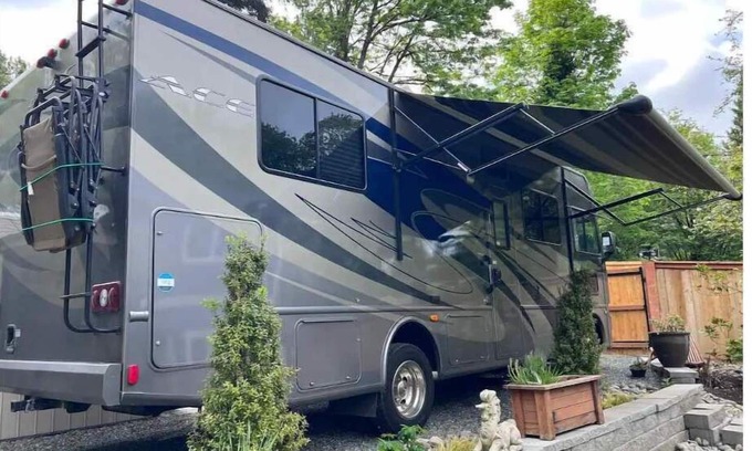 Rainier Valley House | Quiet Backyard Class A Motorhome. Near Airport and Light Rail