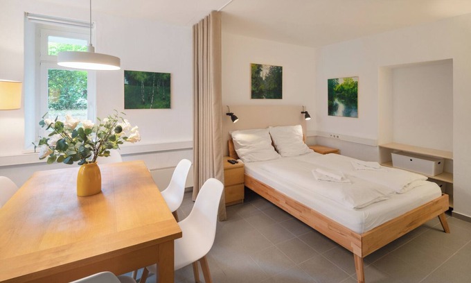 Zentrum-Nordwest Apartment | Quiet backyard oasis for 1 to 9 people | WLAN | SmartTV | washing machine | dryer