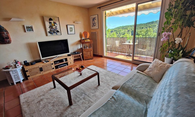Mougins Apartment | Quiet, bright duplex apartment in a green setting