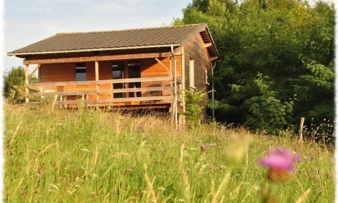 Velle-sur-Moselle Cottage | Quiet chalet with terrace, pets allowed, parking, and Wi-Fi included