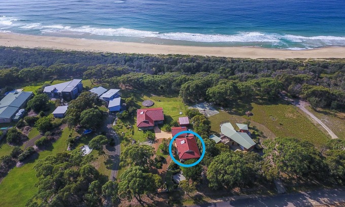 Congo House | Quiet clean villa where the beach meets the bush