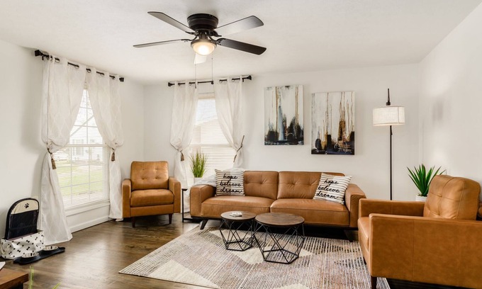 Columbus House | Quiet Comfy 3Bd/2B Home w/Hot Tub, Deck & Fire Pit