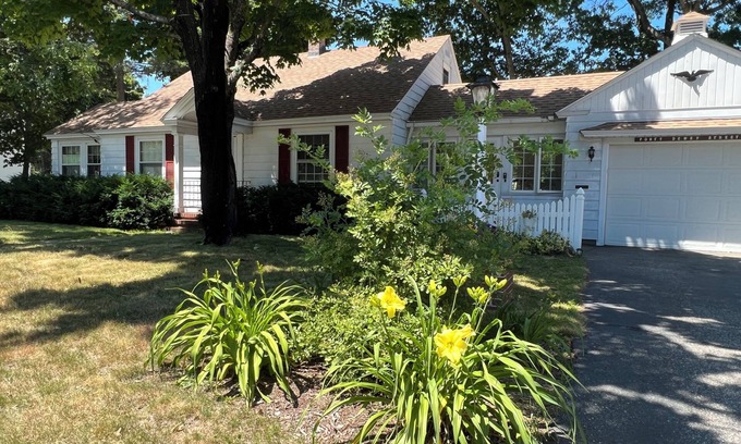 Rochester House | Quiet, convenient 2-bedroom house in town and yet near the river and trails.