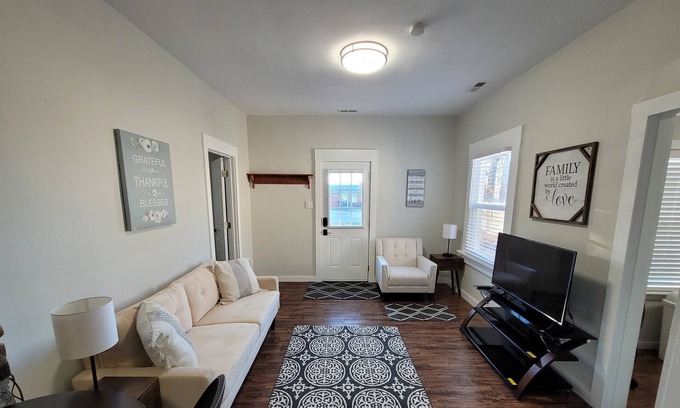 South Richmond House | Quiet Cozy Modern Oasis Minutes To Downtown RVA!