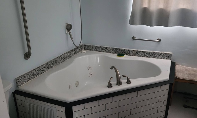 Chicago Ridge House | Quiet cul-de-sac with huge fenced in backyard