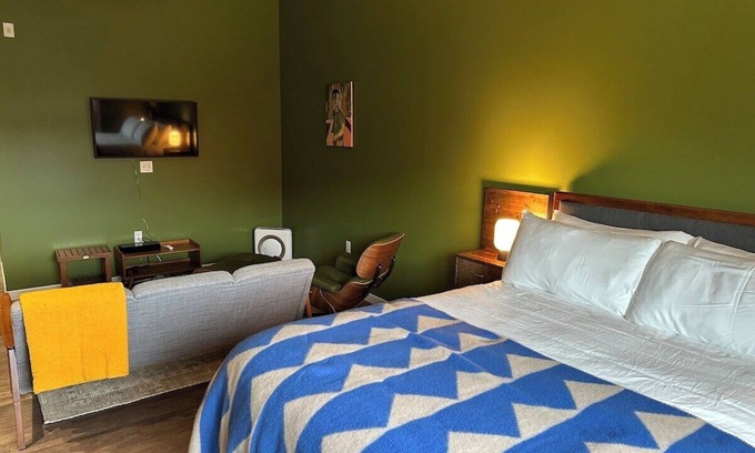 Belmont Hotel | Quiet End-Unit Studio w/Full Kitchen + Natural Light