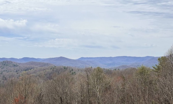 Saluda House | Quiet, Extensive Mountain View Escape with 40+ private acres - 3 miles from town
