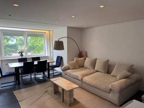 Neuhausen - Nymphenburg Apartment | Quiet Family Apartment - 10 min to Center & Oktoberfest - Free Parking - near Nymphenburg Palace & Botanical Garden