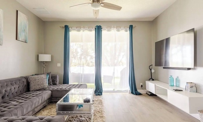 Apopka House | Quiet family-size home in Apopka Near Parks, Attractions & Orlando. Pet friendly