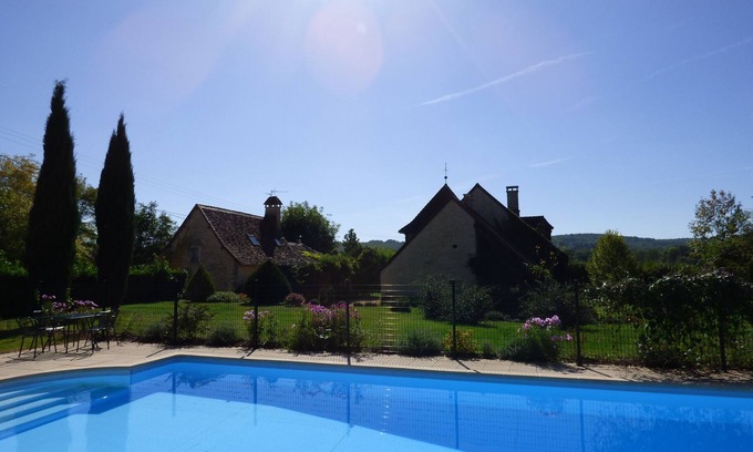 La Boissiere-d’Ans House | Quiet stone house sleeps 11 heated private pool
