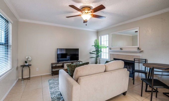 Far North Dallas Condo | Quiet Gated Apt w/Pool, Near Hospitals & Shops