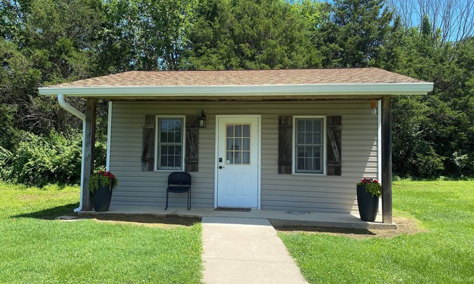 Farmington Cottage | Quiet Getaway - One room cabin near golf courses, state parks, and wineries.