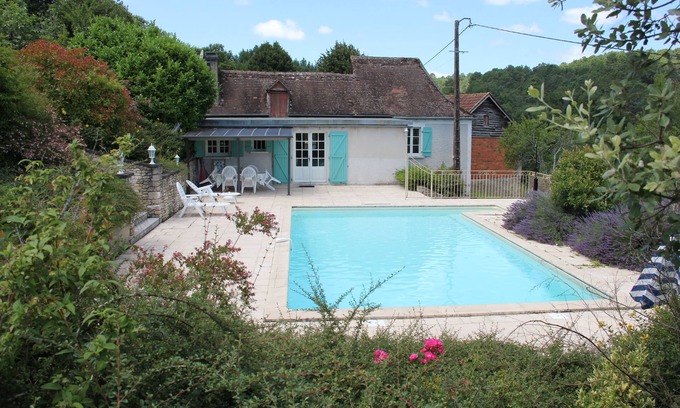 Thenon Cottage | Quiet gîte with private swimming pool and fishing pond near Lascaux.