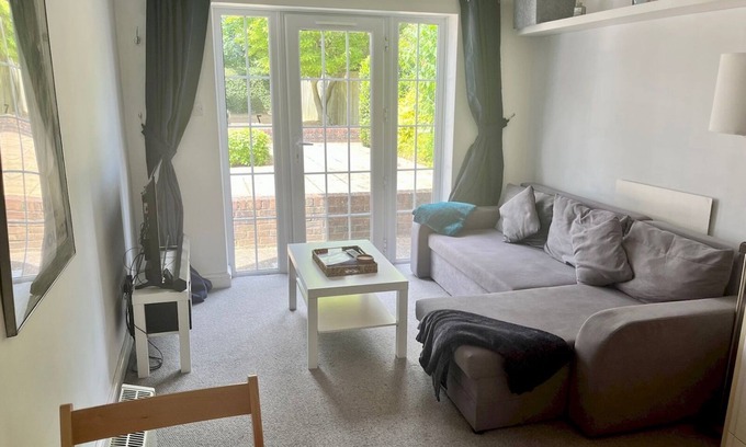 St Albans Apartment | Quiet Ground Floor Flat in St Albans with Parking| Pass the Keys