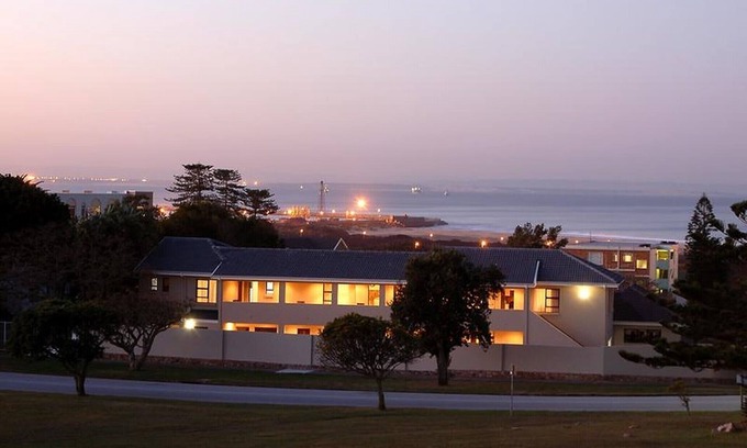 Humewood Bed & Breakfast | Quiet guest room with double bed and kitchen, near Port Elizabeth