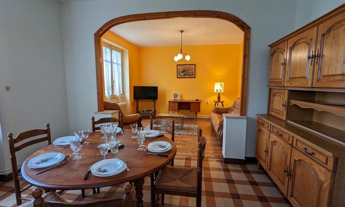 Blanzaguet-Saint-Cybard Cottage | Quiet House with Private Garden and WIFI, Perfect for Family