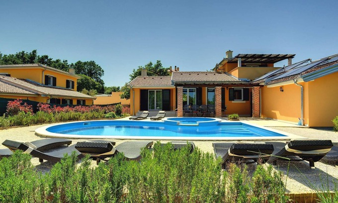 Rezanci Villa | Quiet holiday house with large pool on the outskirts of Rezanci