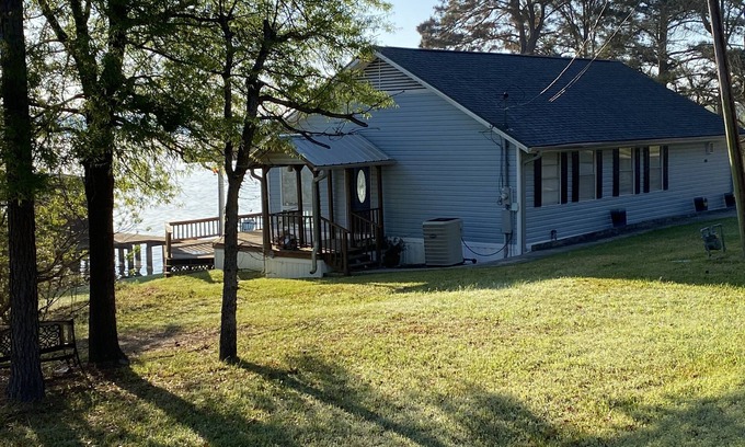 Onalaska House | Quiet Lakefront! Kayak, sup, Lilypad, game room! Pet friendly!