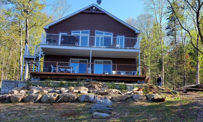 Lantier Cottage | Quiet Lakefront property with Private Bathroom - Hotel type room - no Kitchen