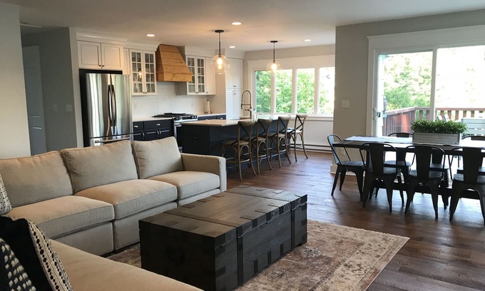 Holmes House | Quiet Lakefront Retreat only 80 minutes from NYC- with Private Dock
