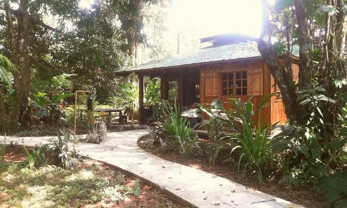 Ojochal Ski Chalet | Quiet litthe house in a big Garden near the services