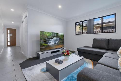 Park Ridge House | Quiet n Stylish 3mins to Mall Modern 4BR House