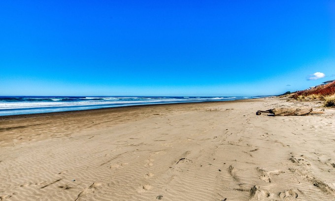 Edgewater Shores Cottage | Quiet Oceanfront Getaway with Ocean Views, Walk to Beach - Dogs Welcome