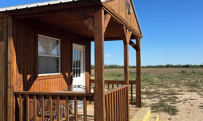Carrizo Springs Cabin | Quiet, Peaceful centrally located cabin