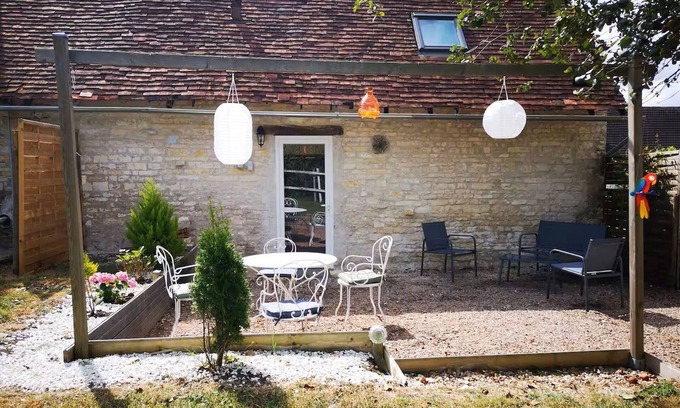 Meunet-Planches Cottage | Quiet rustic house with garden and fireplace near Châteauroux